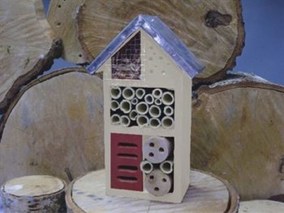 Rivanto® Kleines Insektenhaus aus Holz, mit Metalldach, 15 x 9 x 26 cm, Terrassendeko, Balkondekoration, in rot/naturfarben 